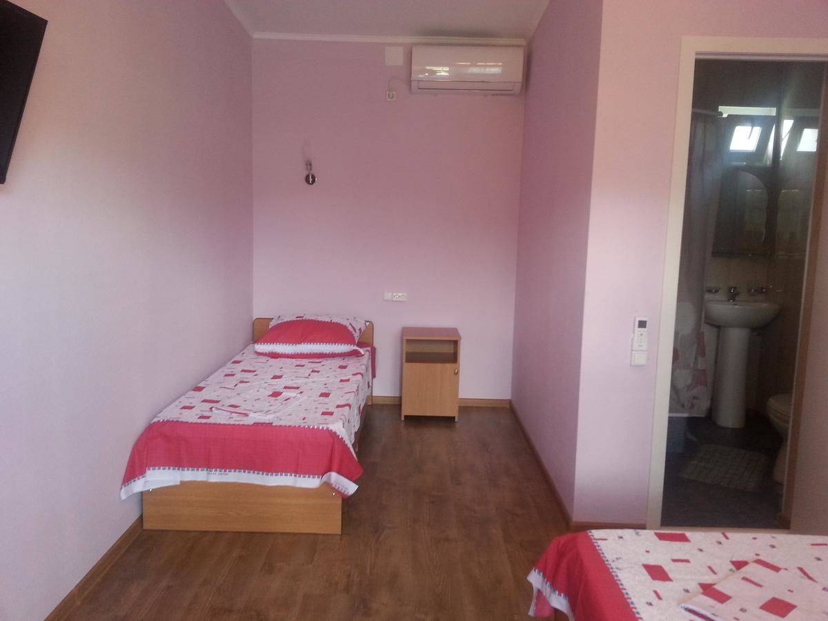 Фотографии номера Трехместный номер с видом на горы в Гостевом доме Гостевой дом Южная Пальмира Пицунда